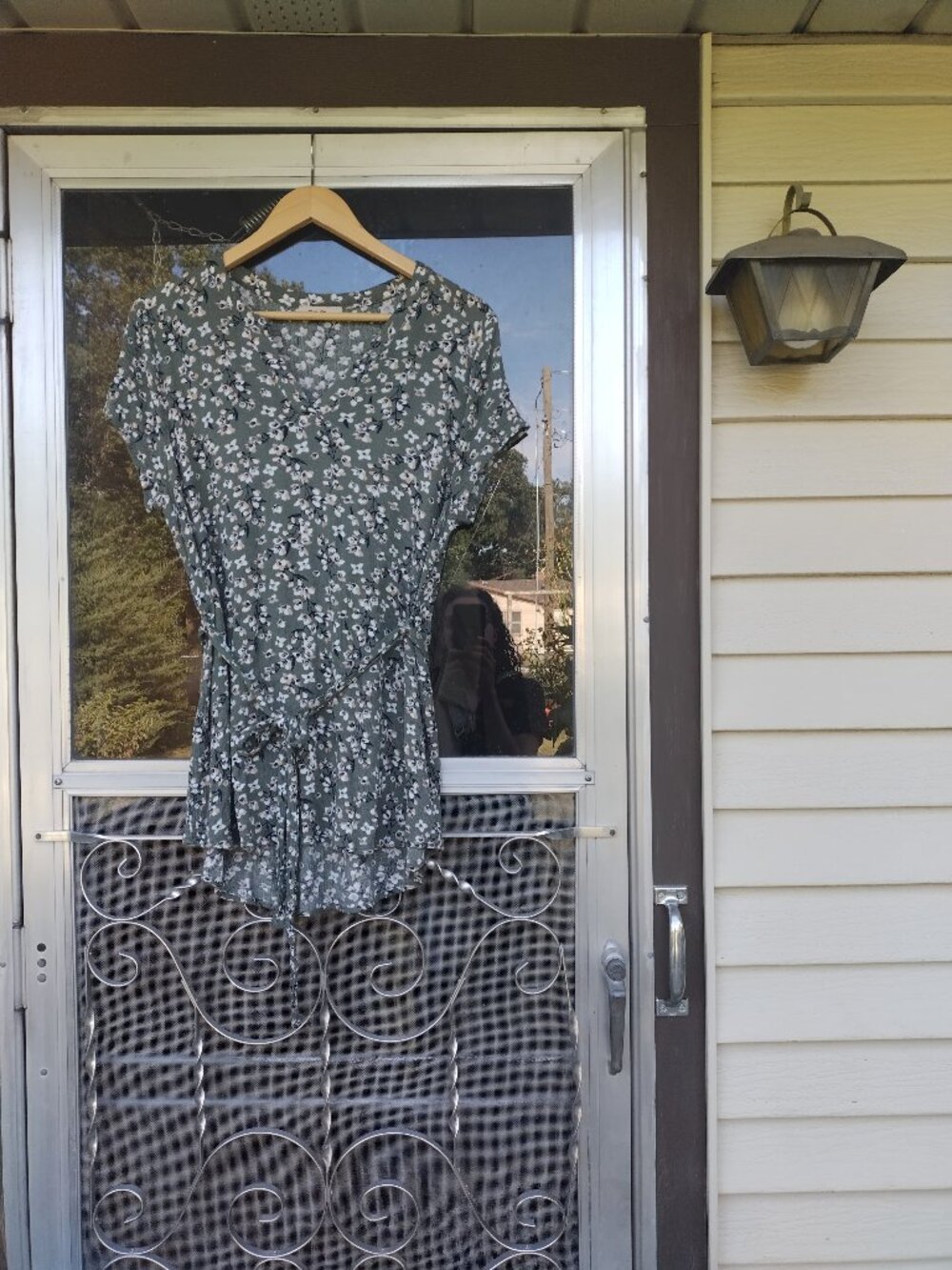 size L -- nice flowy maternity shirt with waist tie